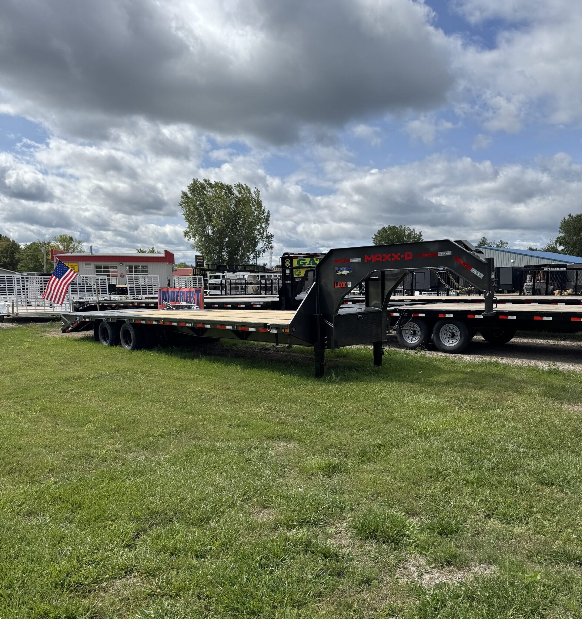 MAXX-D 102″x32′ LDX Low Profile Gooseneck Trailer | Tandem Dual Flatbed 25,990 GVWR