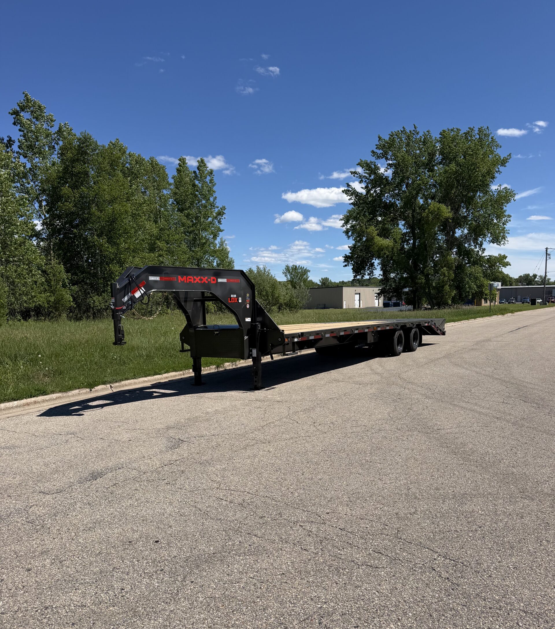 MAXX-D 102″x32′ LDX Low Profile Gooseneck Trailer | Tandem Dual Flatbed 15K AXLES